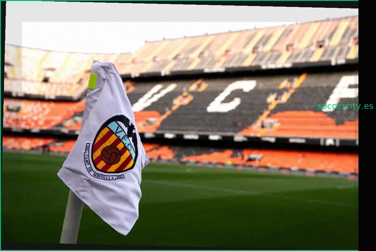 El defensa del Arsenal Cristhian Mosquera anima al Valencia